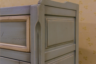 Двухстворчатый комод с 2 ящиками.