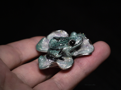 Мини-брошь с лягушкой "Принцесса весеннего леса" (4 см)