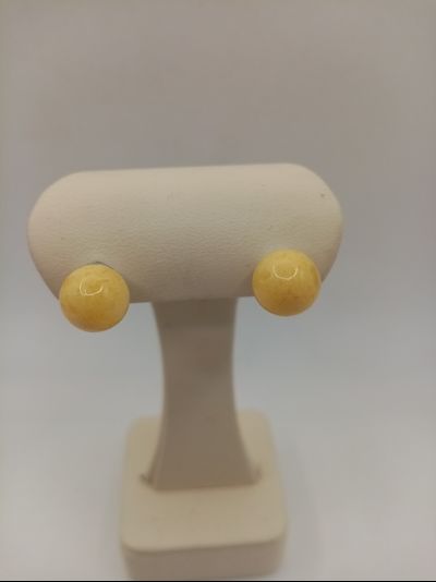 Серьги-гвоздики с матовым янтарем.