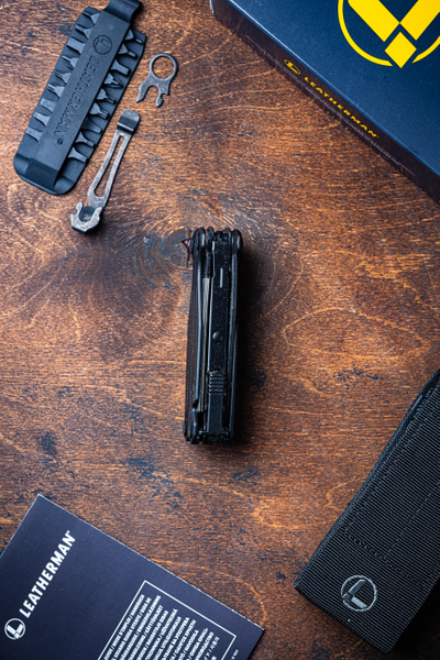 Leatherman Charge + черный с чехлом на кнопке, клипсой и битами