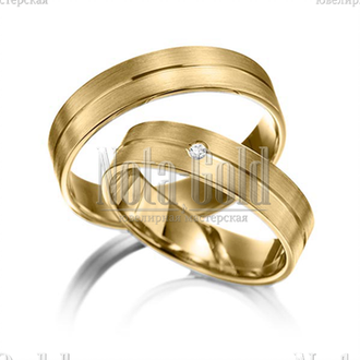 Классические обручальные кольца из белого золота с центральной дорожкой с бриллиантом в женском коль