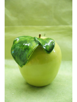 Яблоко с листом