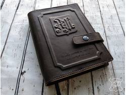 Кожаный ежедневник с объемными инициалами на обложке