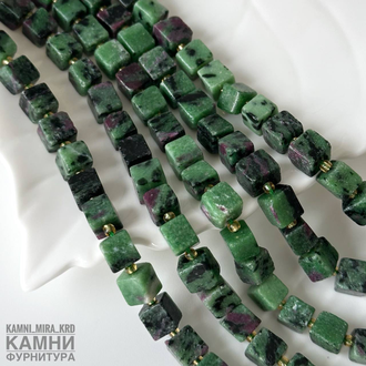 Цоизит с "рубином" красным корундом кубик 6,3-8,2х6,1-8,5 мм, цена за нить 19 см