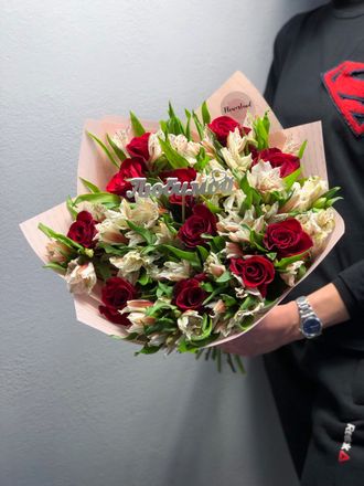 Букет красных роз и светлых альстромерий