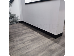 Плинтус ХДФ Dollken S100 100мм Х 2,575 м 1001/1144 Черный в интерьере 7