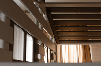 Кровать чердак-домик из массива сосны Двухярусная КИДС 21 с бельевыми ящиками и лесенкой