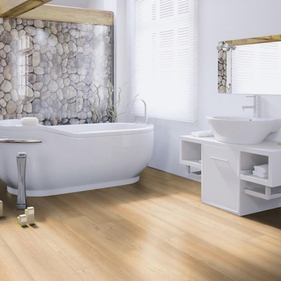 Биополы PURLINE Wineo 1500 wood XL Queen's Oak Amber PL096C в интерьере ванной