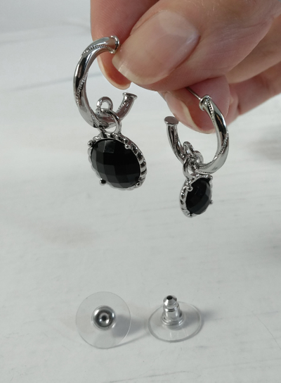 (АРТИКУЛ: 9326/51) СЕРЬГИ ЖЕНСКИЕ, АССИМЕТРИЧНЫЕ, СЕРЕБРИСТЫЙ МЕТАЛ, ПОДВЕСКИ С ЧЕРНЫМИ КРИСТАЛЛАМИ (РАЗНОГО РАЗМЕРА)