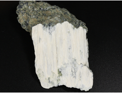 Брусит (немалит), волокнистый брусит, змеевик, коллекционный образец, Россия, КЧР, Урупский район, м-ние. Белые осыпища (52*38*17 мм, 20 г) №29663