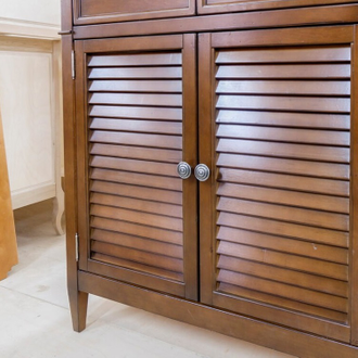 Тумба под раковину с жалюзийными дверьми.