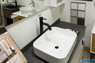 ТУМБА-УМЫВАЛЬНИК "ПРАГА-120" ДУБ БЕЛЫЙ С СЕРОЙ СТОЛЕШНИЦЕЙ, С РАКОВИНОЙ COMFORTY T-Y9378 + ЗЕРКАЛО-ШКАФ "ПРАГА-120" ДУБ БЕЛЫЙ