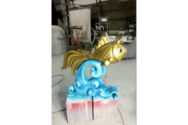 Большая скульптура сказочной рыбки