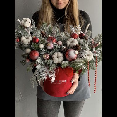 Композиция с елью "гранатовый браслет"