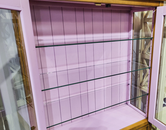 Витрина со стеклом и яркой отделкой внутри.