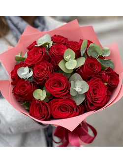 Букет 15 красных роз с эвкалиптом