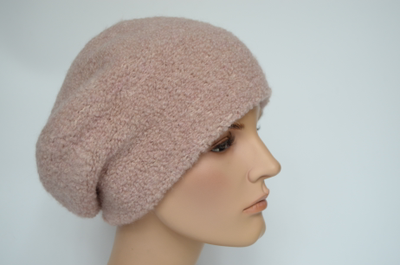 Вязаный берет из шерсти альпака для женщин зима 2023 фото