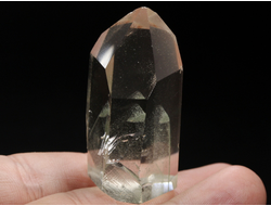 Кварц горный хрусталь с фантомами и хлоритом, кристалл полированный, Бразилия (47*28*21 мм, 44 г) №36857