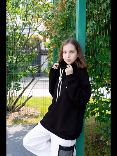 Худи с высоким горлом и вышивкой