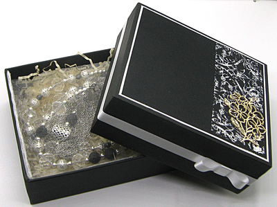 "Очарование". Бусы-сотуар с хрустальными бусинами и лавой