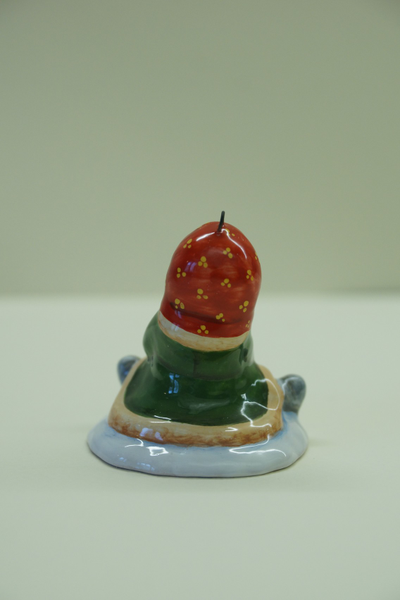 Девочка лепит снеговика - зимние забавы