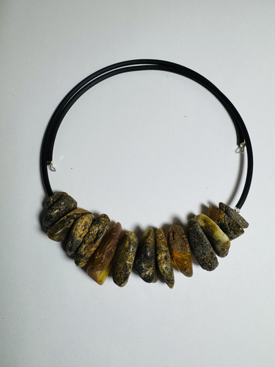 Колье на пружине из дикого янтаря  в ассортименте