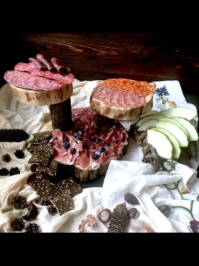 подставка из спила дерева, деревянные подставки, банкетная подставка, спилы деревьев, витрина спилов