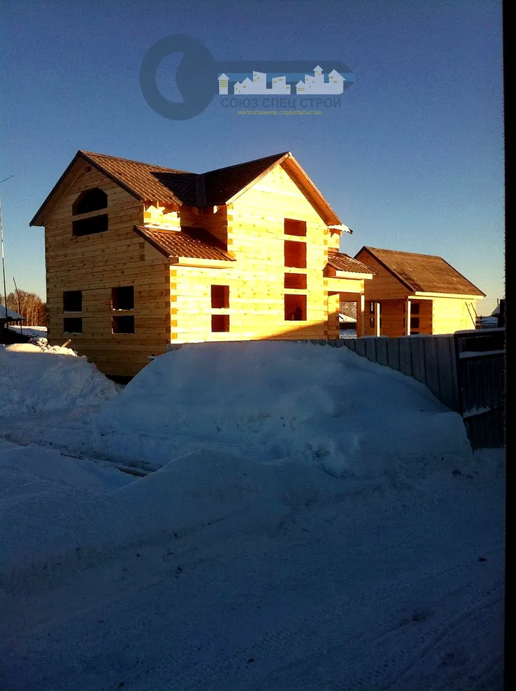 Сруб красивого домика из бруса