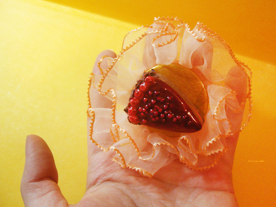 Брошь "Ещё кусочек ягодно-шоколадного тортика"