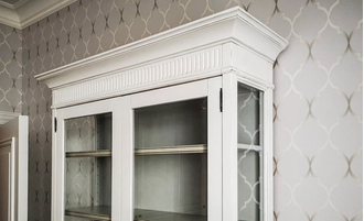 Витрина высокая, с закрытыми стеклянными дверьми.