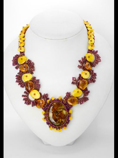 Колье из Чешского бисера , янтаря , с кабошоном из ювелирной смолы с янтарем