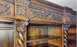 Встроенная резная гардеробная комната из массива дерева.