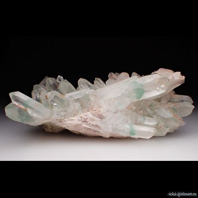 Горный хрусталь (разн. кварца)  с фантомами, фуксит. Мадагаскар. 93*49*36мм.