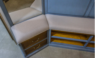 Вешалка для прихожей угловая с нижней тумбой.