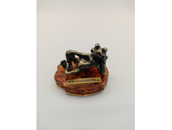 Лягушка лежит.