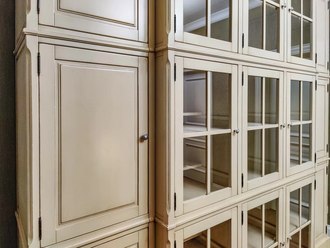 Библиотека многосекционная в классическом стиле.