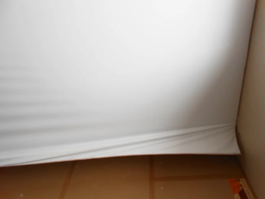 Демонтаж участка натяжного потолка от стены для устройства плотного примыкания системы звукоизоляции к перекрытию