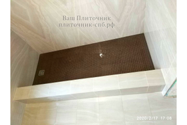 укладка мозаики на пол в душевом поддоне