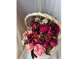 Корзина с зефирными пионами