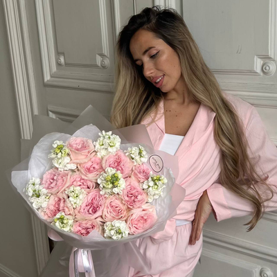 БУКЕТ МИКС ПИОНОВИДНЫХ РОЗ И МАТТИОЛЫ