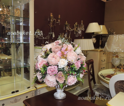 Великолепная композиция из искусственных цветов в вазе кубке  № КВВ016/Купить для декорирования