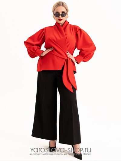 Элегантный женский костюм из красного жакета и черных брюк
