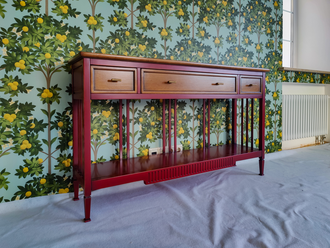 Консоль с 3 ящиками и полкой, в контрастных цветах.