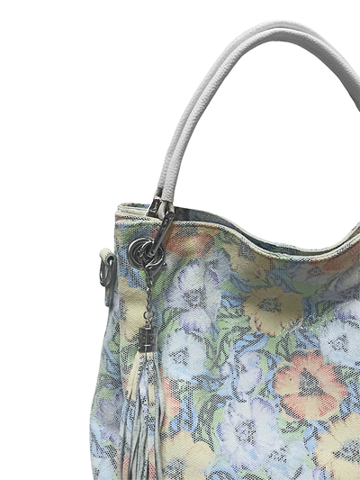 (Артикул: 9940/1/52) СУМКА ЖЕНСКАЯ, СРЕДНЕГО РАЗМЕРА, НАТУРАЛЬНАЯ КОЖА С ЛАЗЕРНОЙ ОБРАБОТКОЙ "ЦВЕТЫ НА ГОЛУБОМ ФОНЕ", С БЕЛЫМИ РУЧКАМИ, С ПЛЕЧЕВЫМ РЕМНЕМ