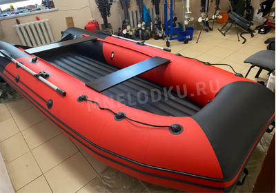 Моторная лодка Таймень RX 4300 НДНД красный/черный нос слева