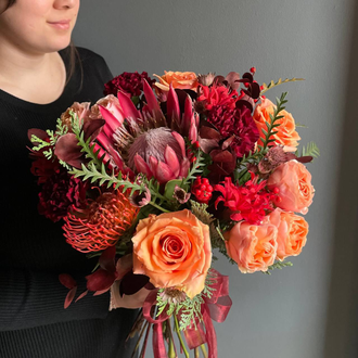 БУКЕТ БЕЗ УПАКОВКИ В ОСЕННИХ ОТТЕНКАХ С ПРОТЕЕЙ, С  ОДНОГОЛОВЫИ И КУСТОВЫМИ РОЗАМИ, НУТАНОМ, ГВОЗДИКОЙ   - (АРТ.С15)