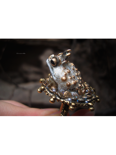 "Его Величество, Жабный Король", кольцо с лягушкой и жемчужиной