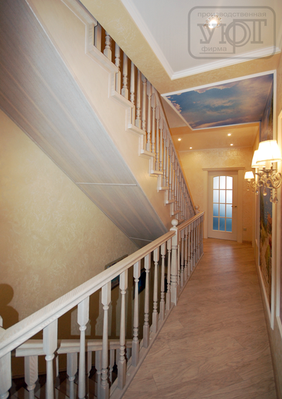 л-37. лестница на деревянном косоуре. ограждение - массив ясеня. ступени, обшивка - шпон ясеня