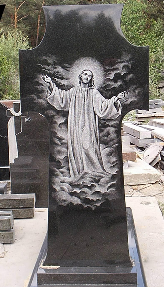 Фото памятника в виде широкого креста с гравировкой в СПб
