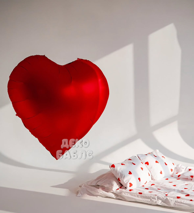 Гигантское матовое красное сердце из шаров на кровати с цветами доставка Троицк Новая Москва